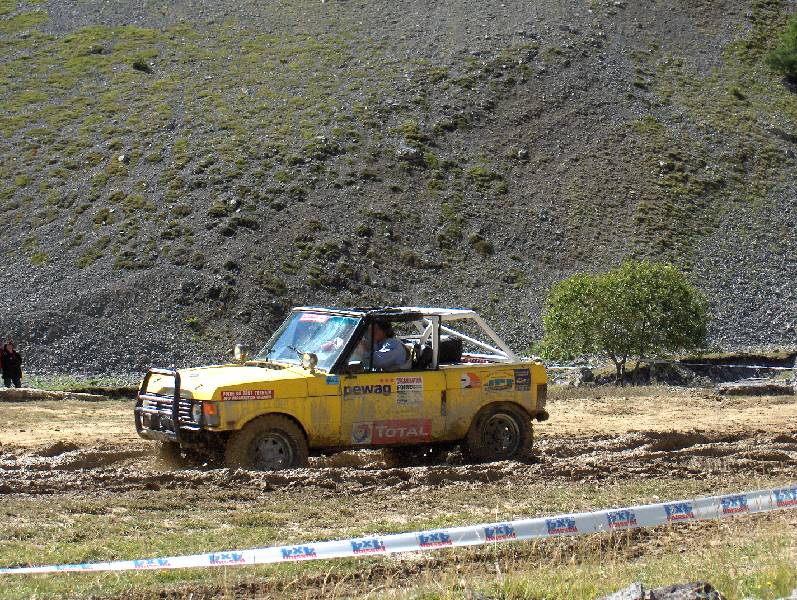 15 un vehicule en action dans  un bourbier.JPG